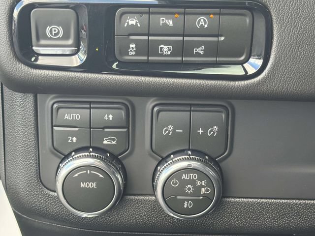 New 2026 GMC Yukon XL Denali w/ Sun & Power Step Package AWD/4WD image 25