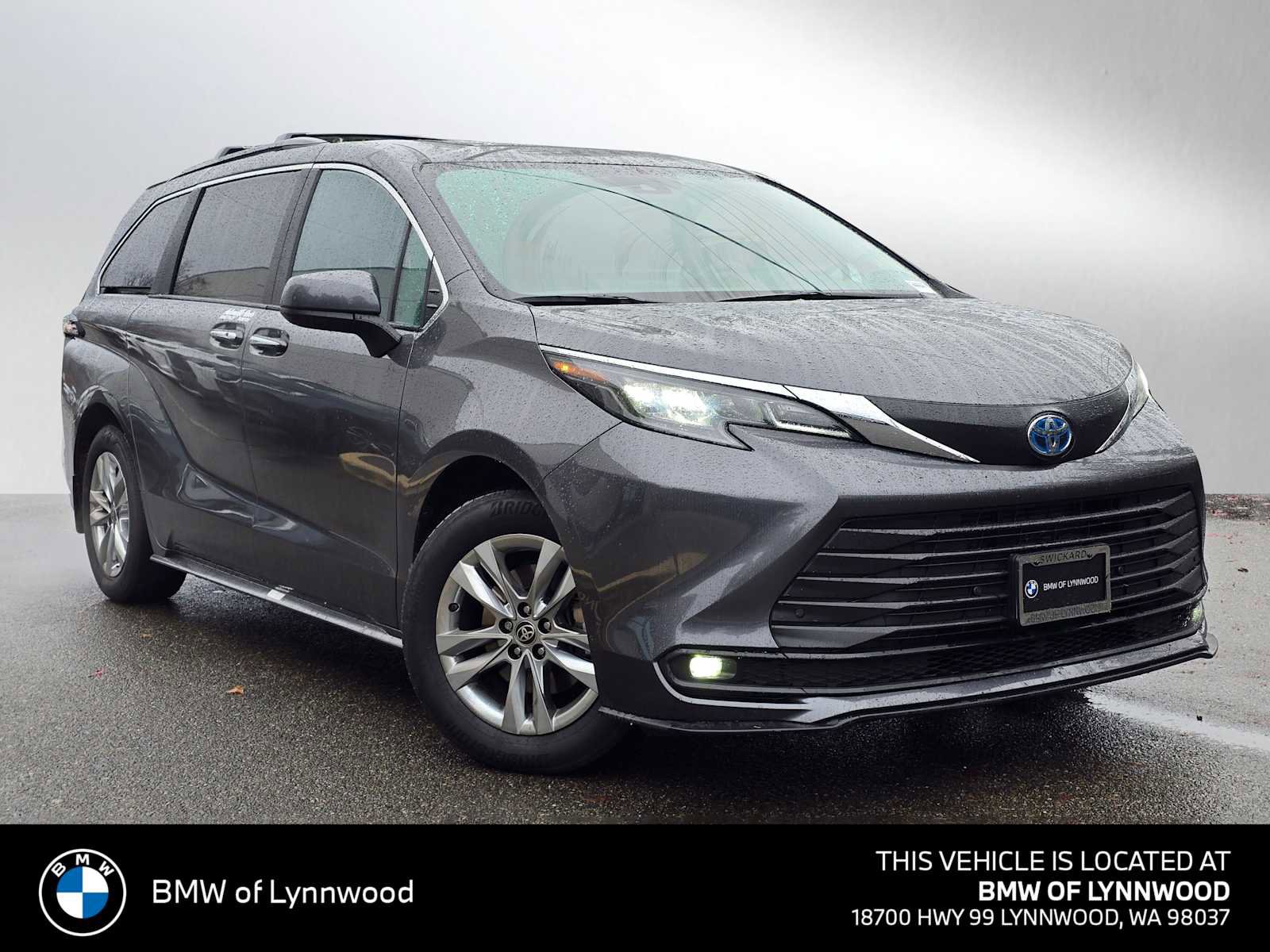 Used 2025 Toyota Sienna XLE image 1