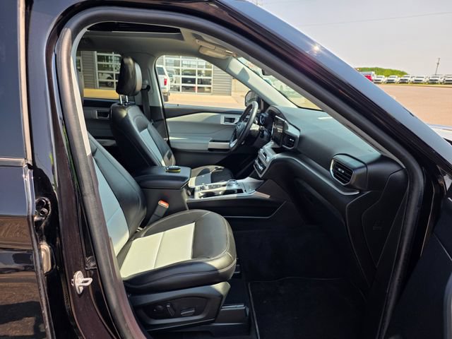 Used 2022 Ford Explorer XLT w/ Equipment Group 202A AWD/4WD image 16