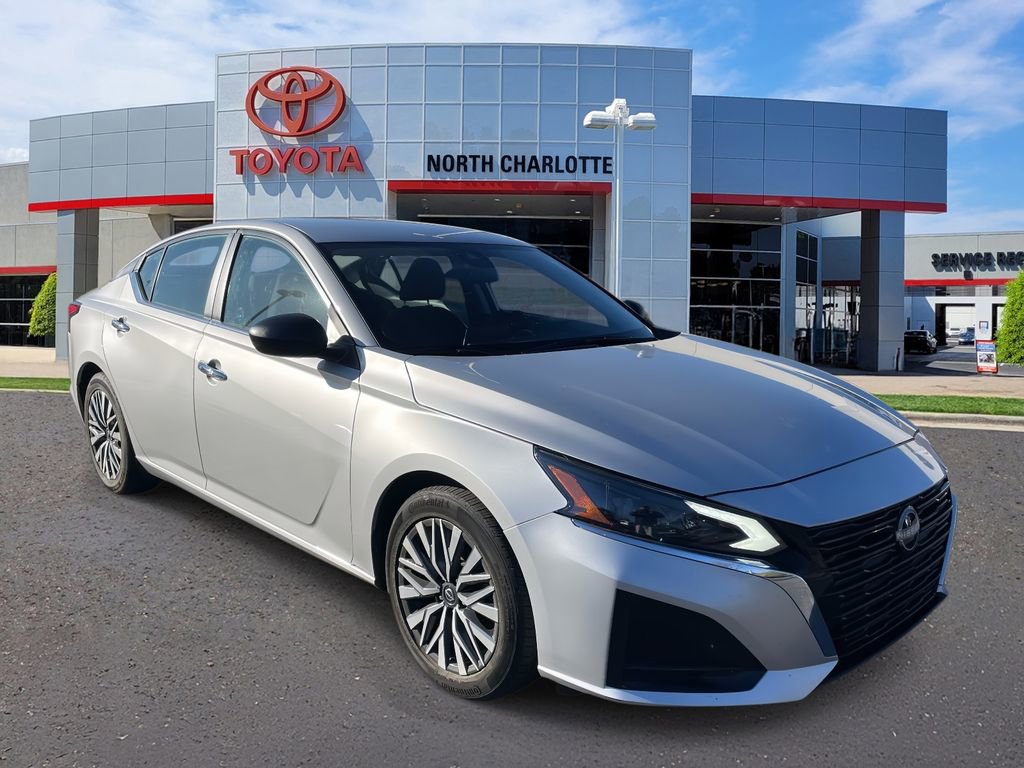 Used 2024 Nissan Altima 2.5 SV image 3