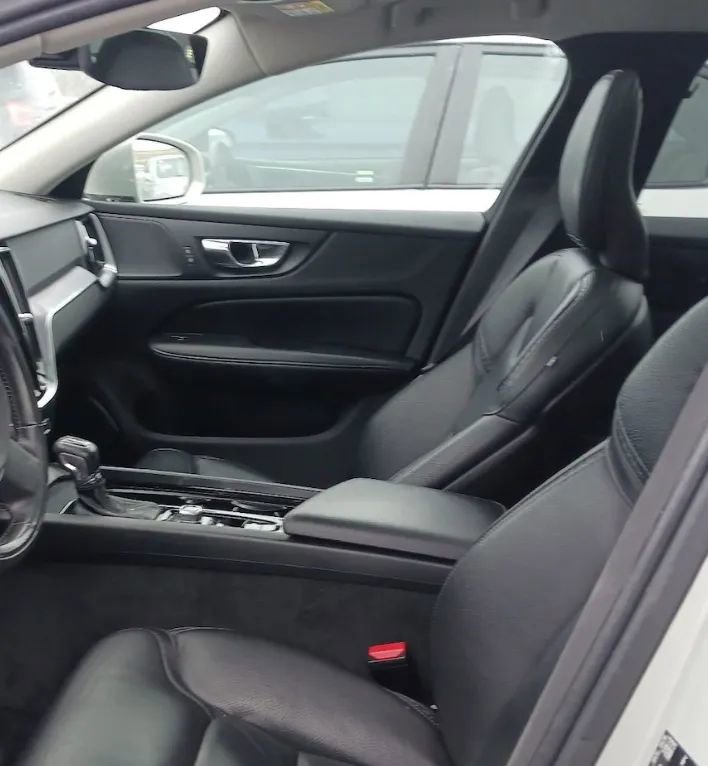 Used 2020 Volvo V60 T5 Cross Country image 5