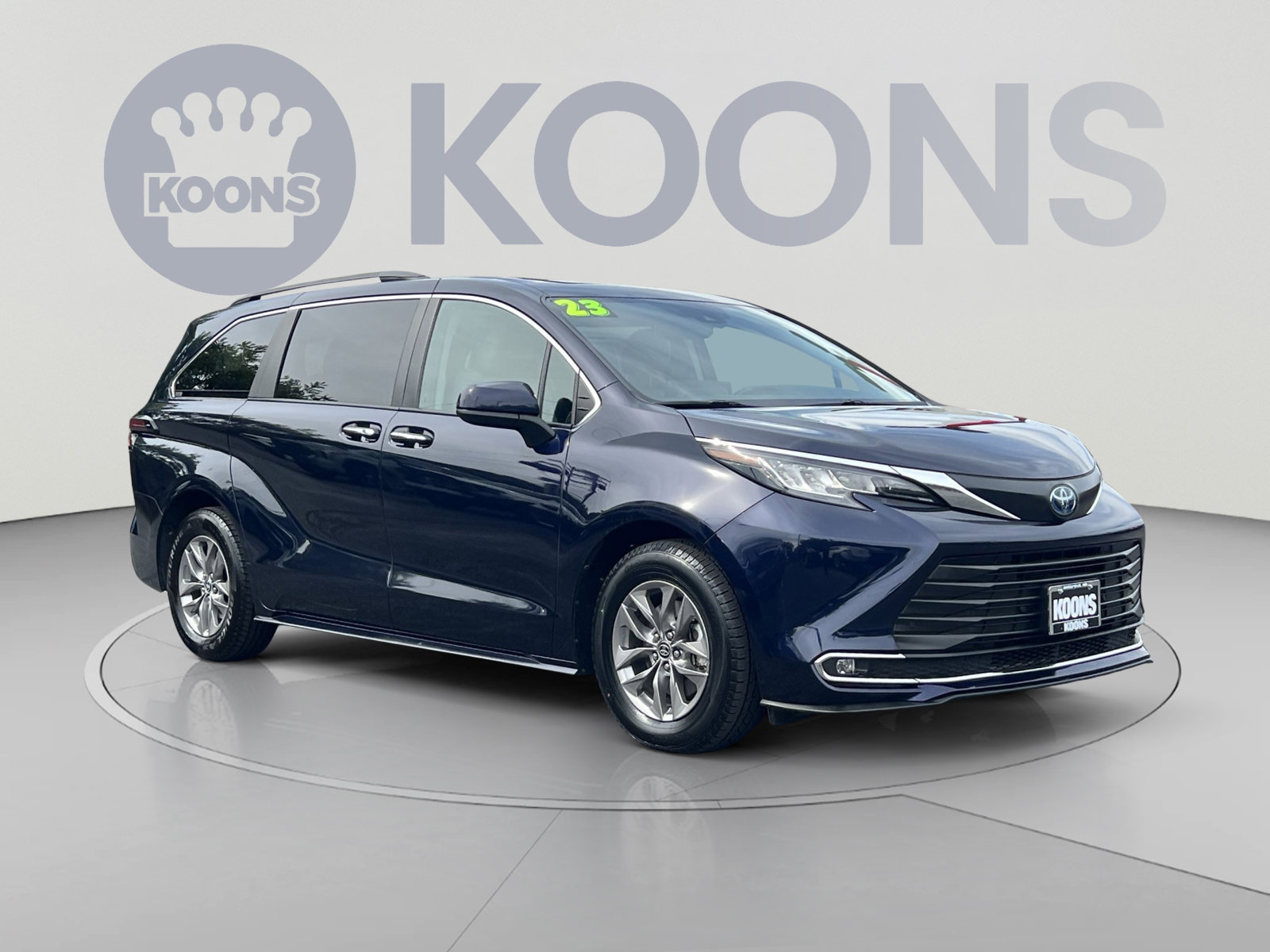Used 2023 Toyota Sienna XLE FWD image 2