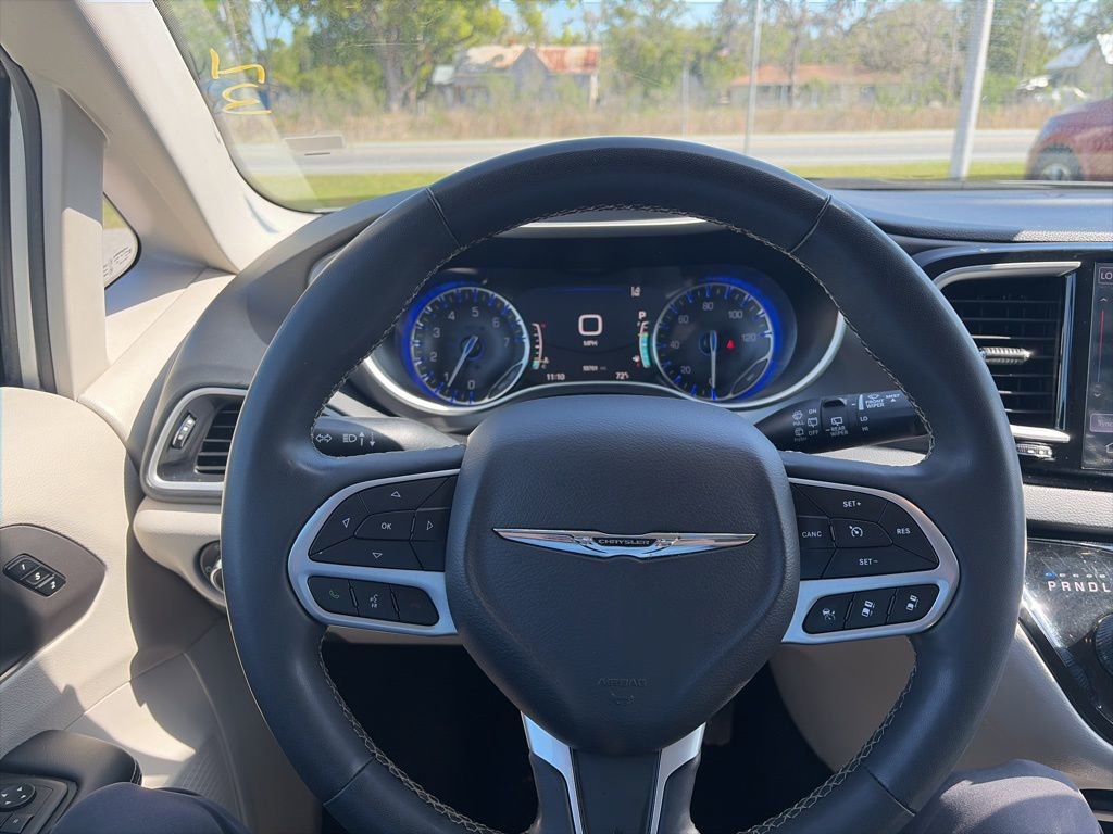 Used 2024 Chrysler Pacifica Touring-L image 17