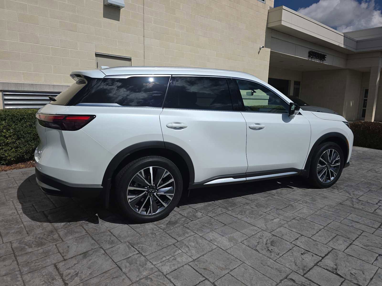Certified 2026 INFINITI QX60 Luxe w/ Cargo Package FWD image 3