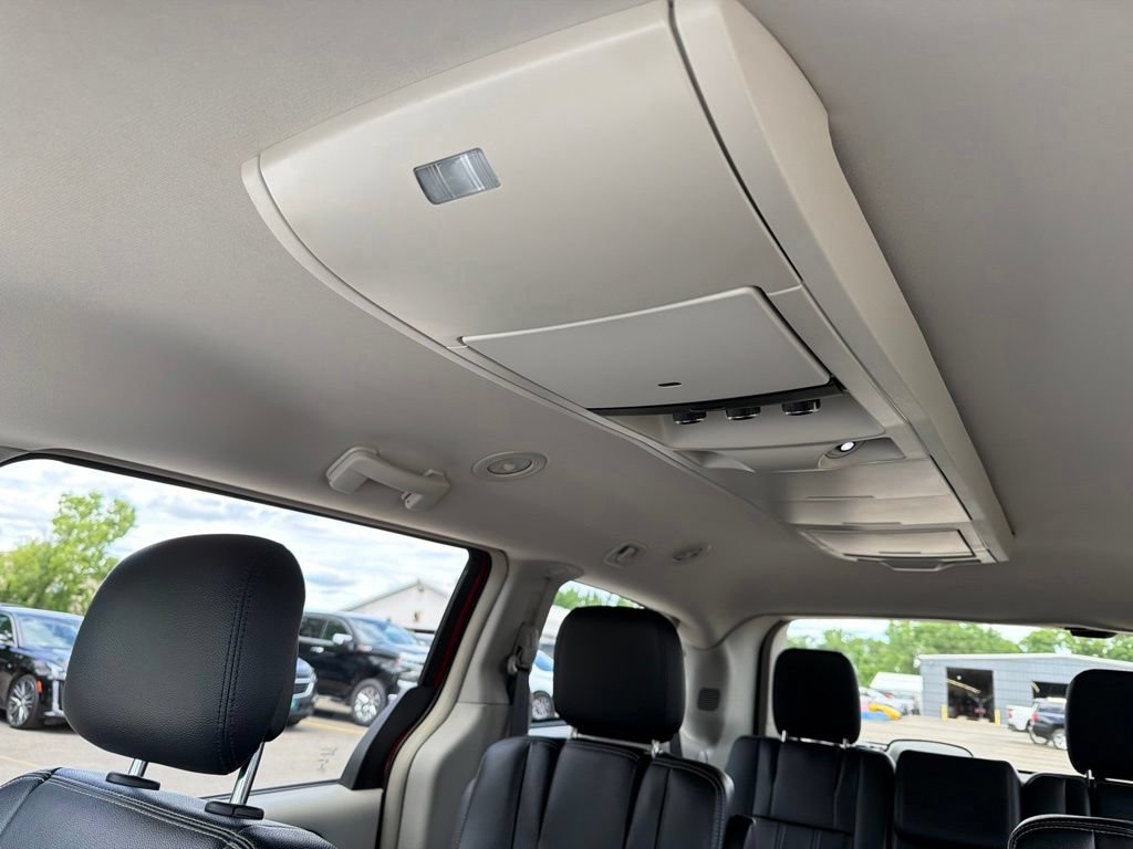 Used 2014 Chrysler Town & Country Touring FWD image 30