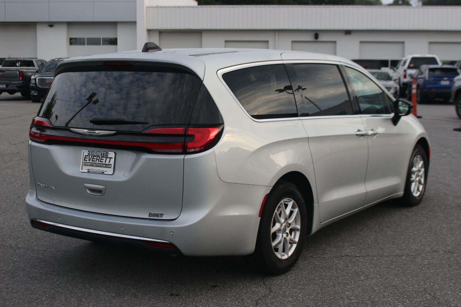 Used 2024 Chrysler Pacifica Touring-L FWD image 7