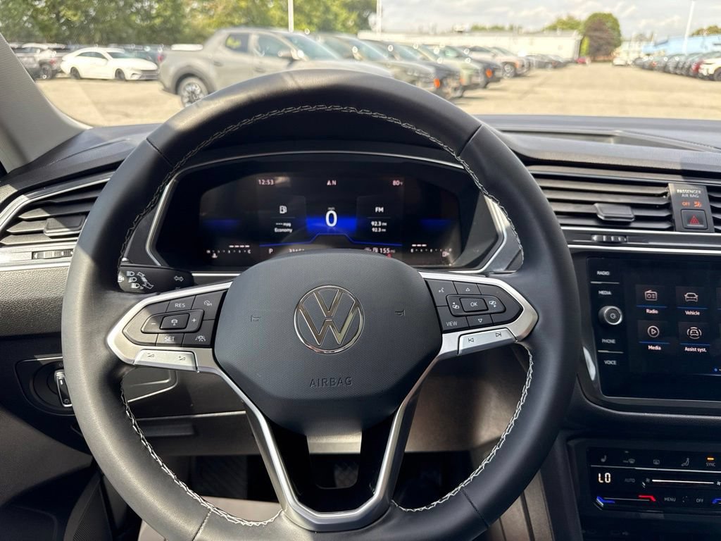 Used 2023 Volkswagen Tiguan SE w/ Panoramic Sunroof Package FWD image 18