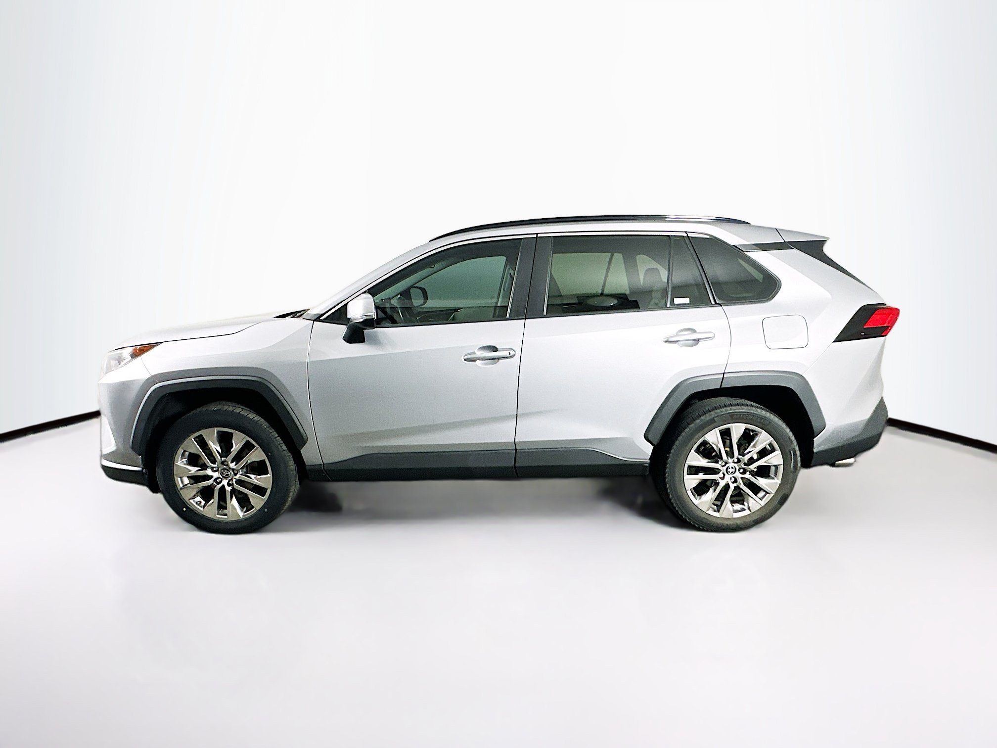Used 2021 Toyota RAV4 XLE Premium FWD image 4