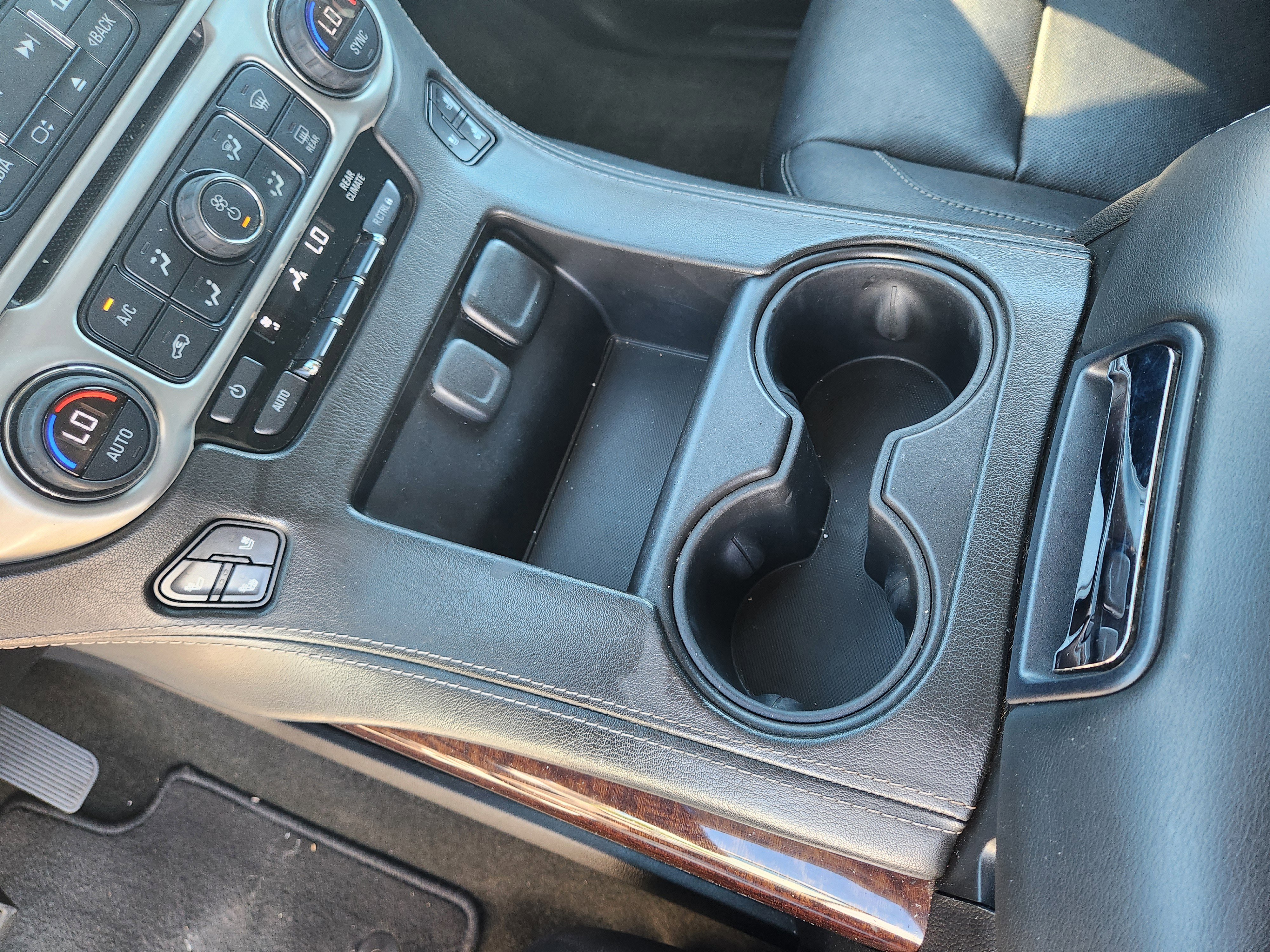 Used 2017 GMC Yukon SLT image 14