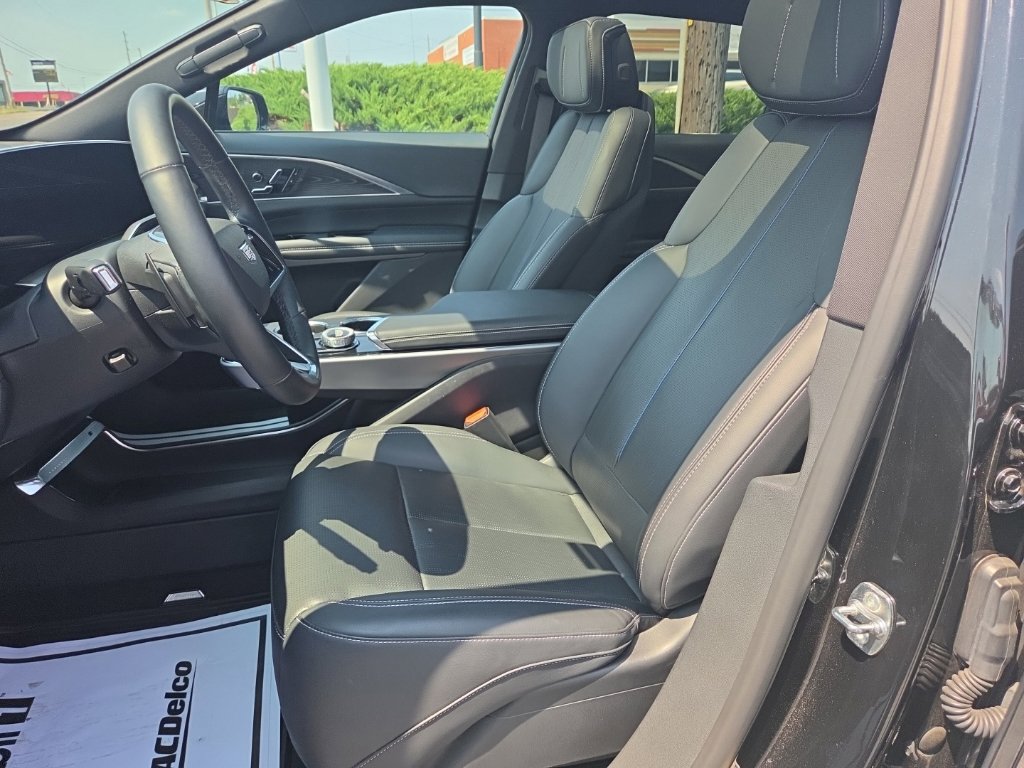 Used 2024 Cadillac Lyriq Luxury AWD/4WD image 14