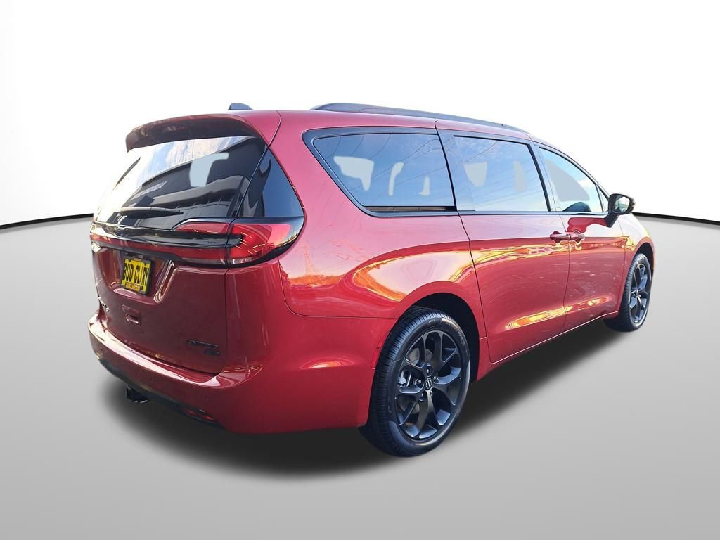 New 2026 Chrysler Pacifica Limited w/ Uconnect Theater Family Group image 6