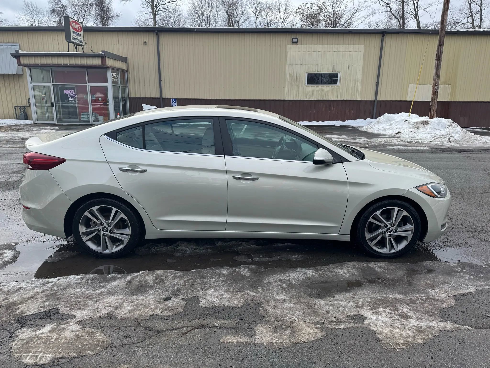 Used 2017 Hyundai Elantra Limited w/ Limited Tech Package 04 image 4