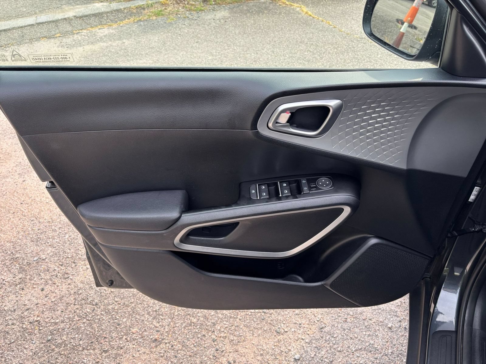 Used 2025 Kia Soul LX w/ LX Technology Package FWD image 18