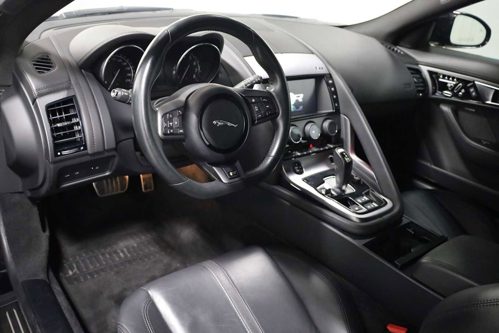 Used 2017 Jaguar F-TYPE R image 4