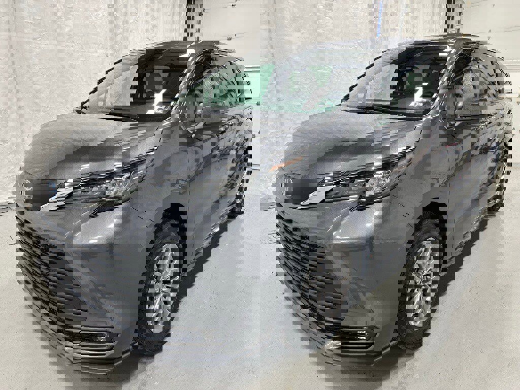 Used 2025 Toyota Sienna XLE image 3