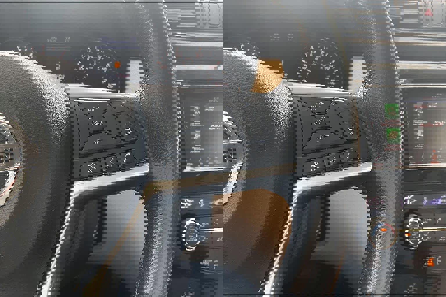 Used 2018 Nissan Rogue SV w/ Premium Package image 25