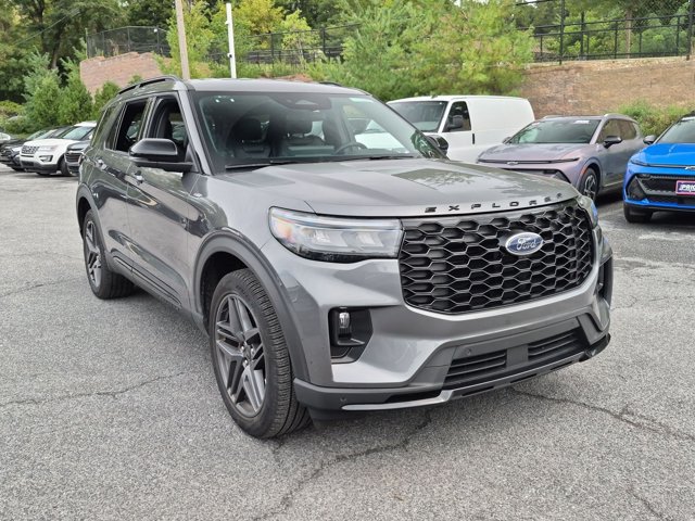 Used 2025 Ford Explorer ST-Line w/ ST-Line Street Pack AWD/4WD image 3