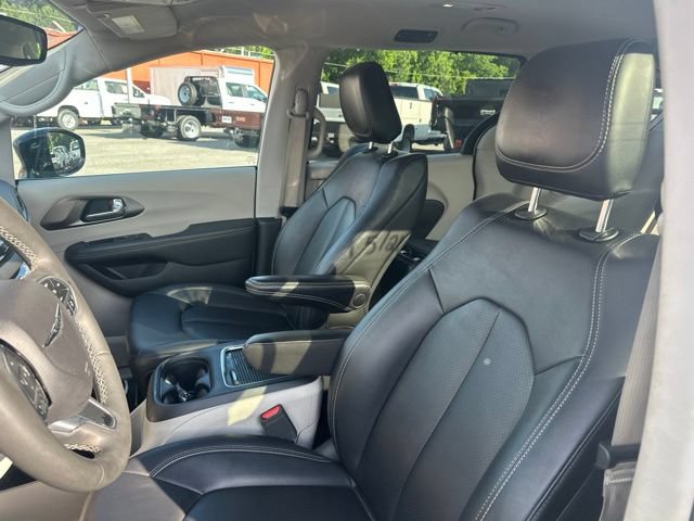 Used 2024 Chrysler Pacifica Touring-L FWD image 10