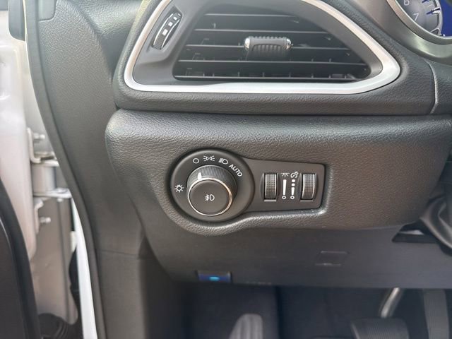 Used 2025 Chrysler Pacifica Select image 12