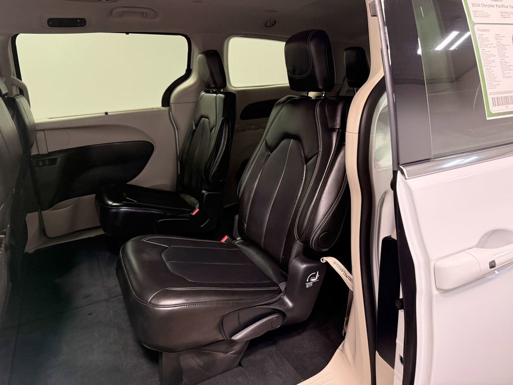 Used 2024 Chrysler Pacifica Touring-L image 7