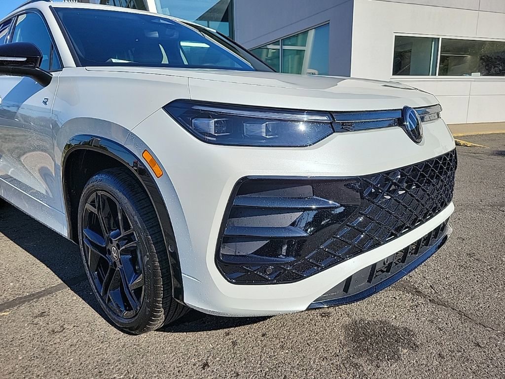 New 2025 Volkswagen Tiguan SE R-Line image 3