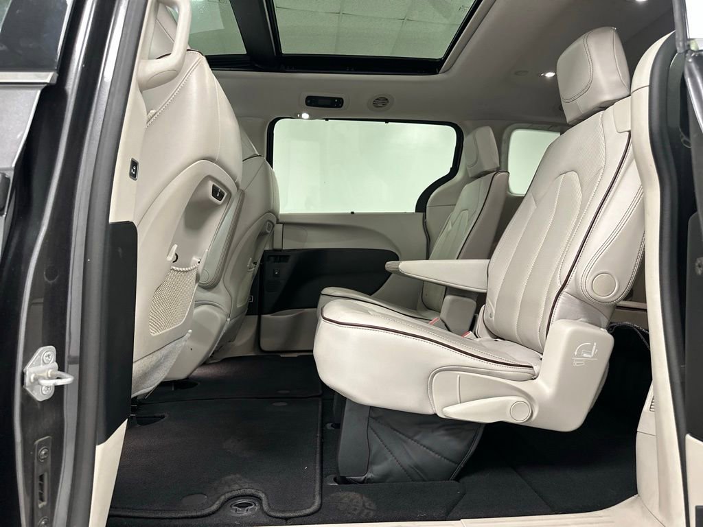 Used 2017 Chrysler Pacifica Limited image 23