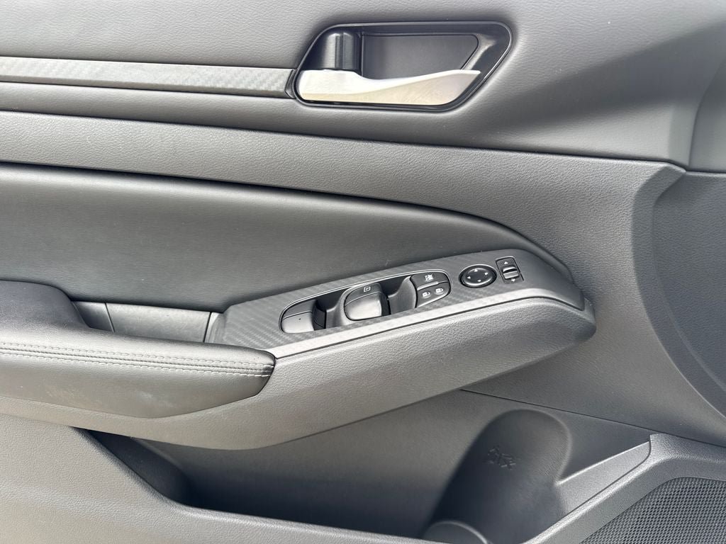 Used 2025 Nissan Altima 2.5 SV FWD image 16
