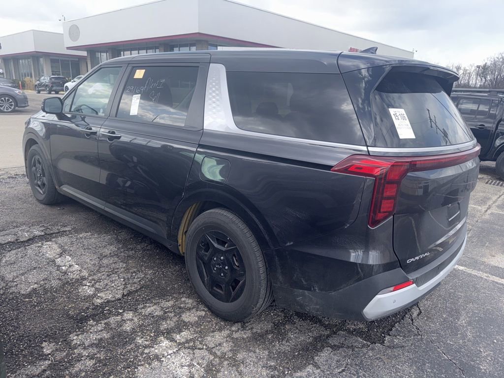 Used 2025 Kia Carnival image 2