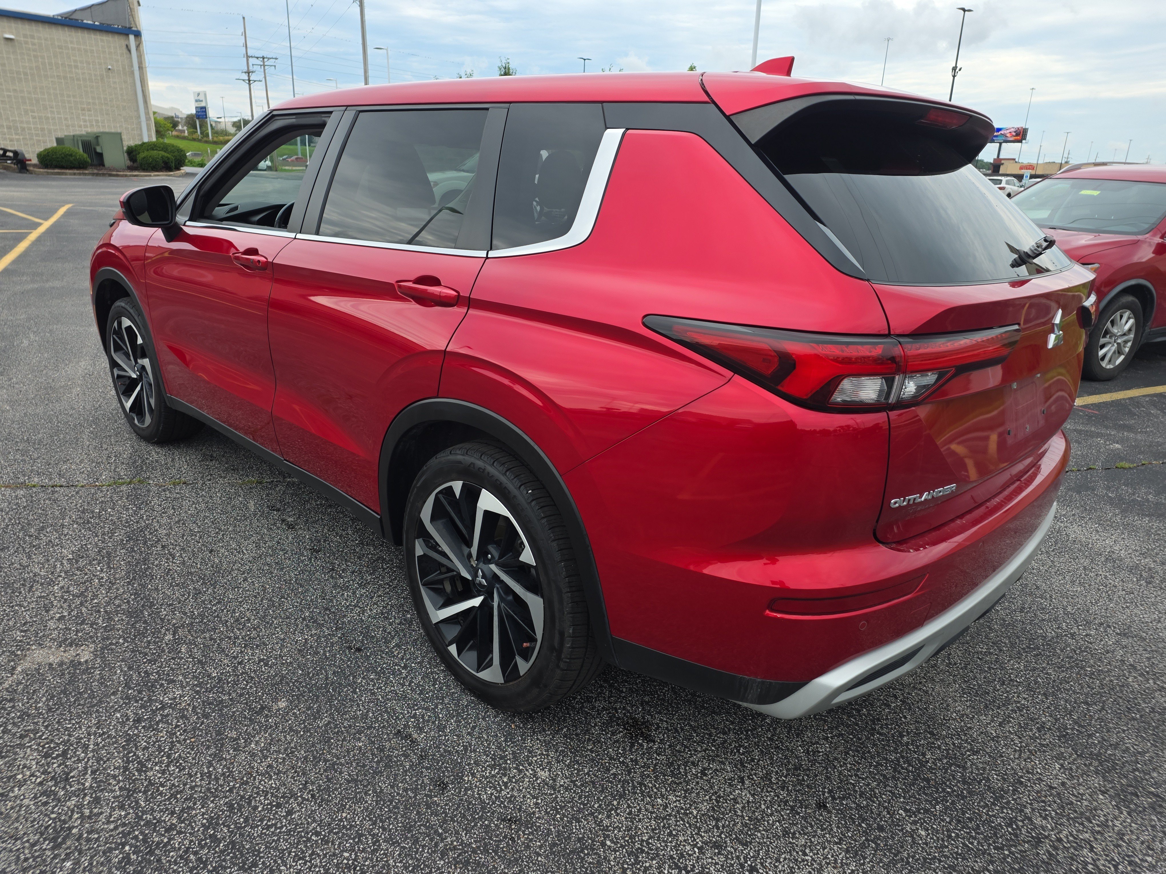 Used 2023 Mitsubishi Outlander SE AWD/4WD image 6