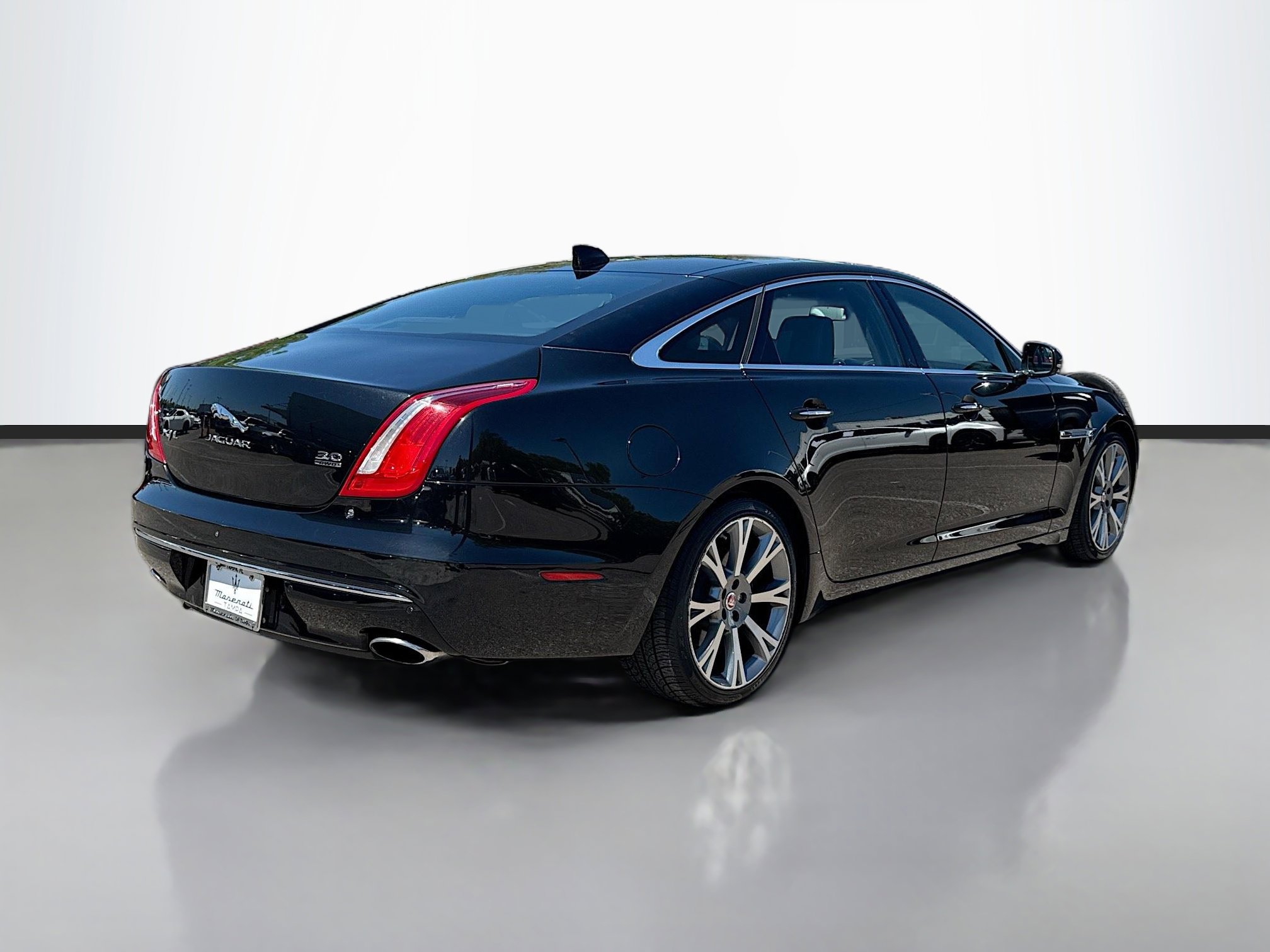 Used 2017 Jaguar XJ L Portfolio image 3