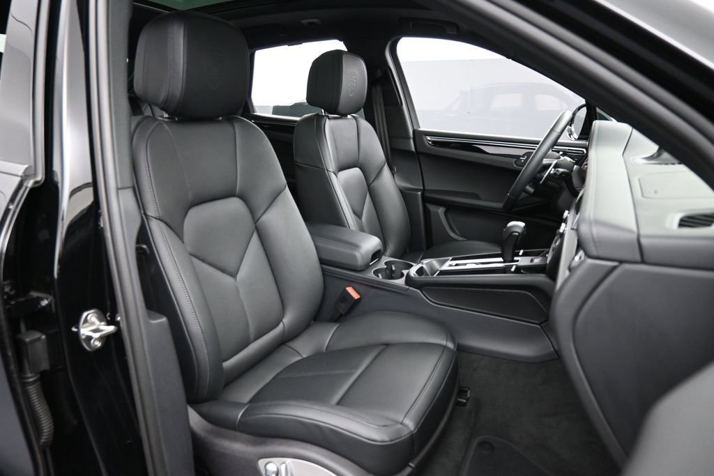 Certified 2026 Porsche Macan AWD/4WD image 30