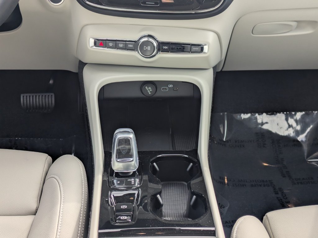 New 2026 Volvo XC40 B4 Plus w/ Climate Package FWD image 20