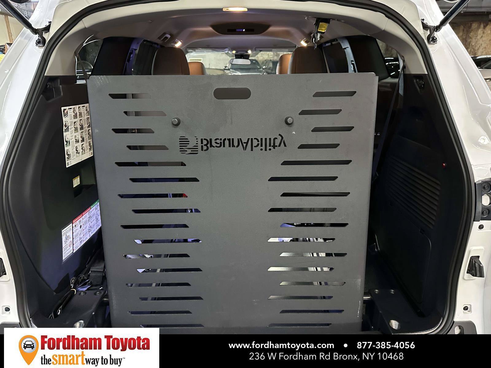 Used 2025 Toyota Sienna LE FWD image 14