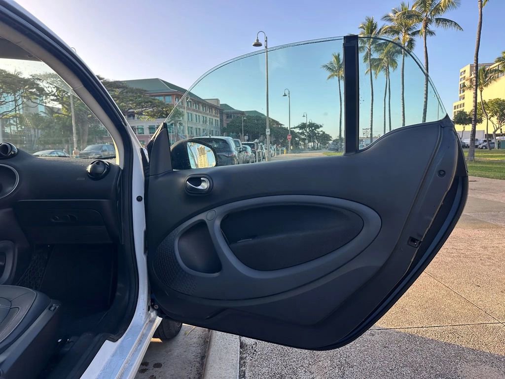 Used 2017 smart fortwo passion image 13