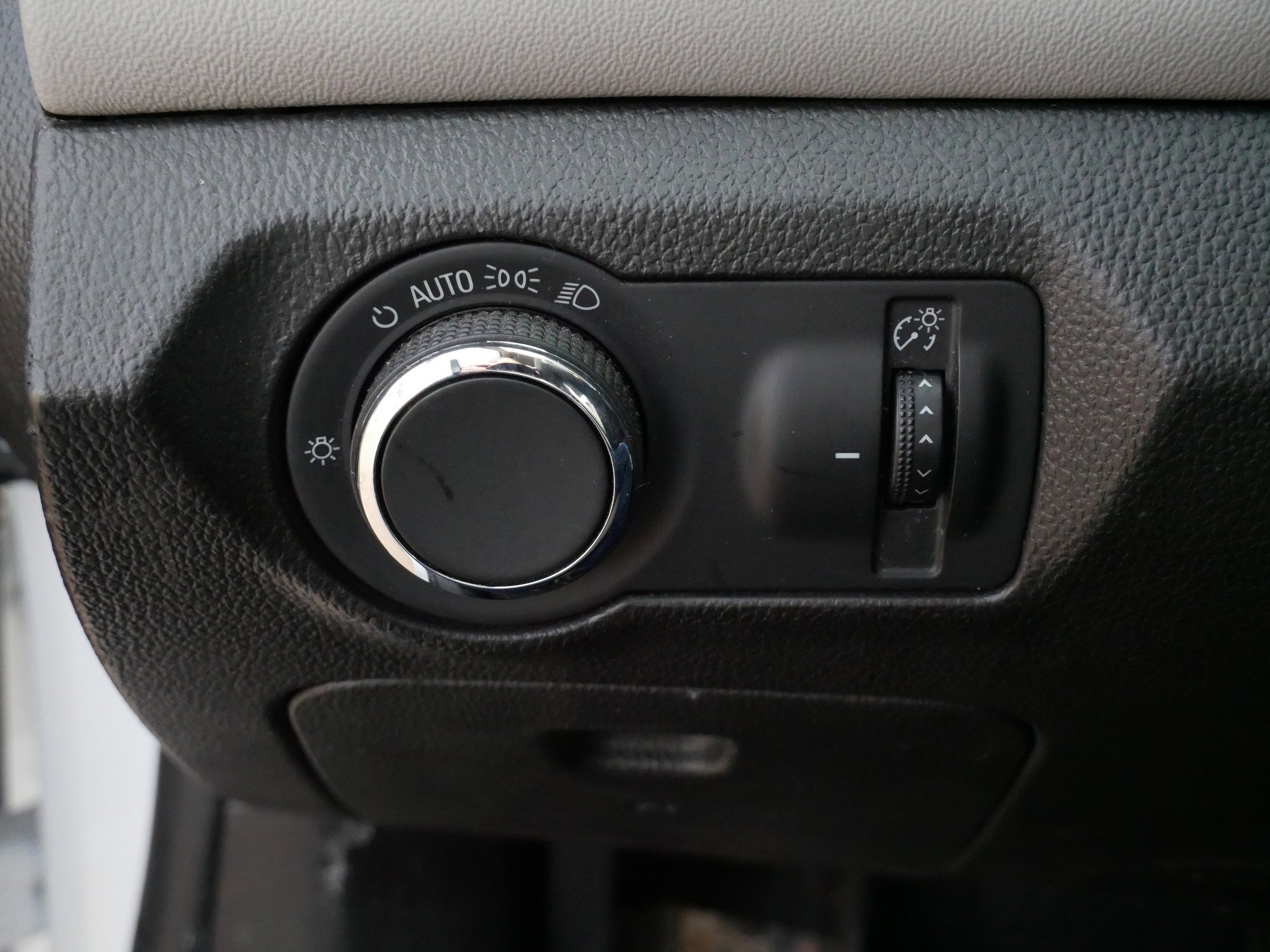 Used 2015 Chevrolet Cruze LT image 28