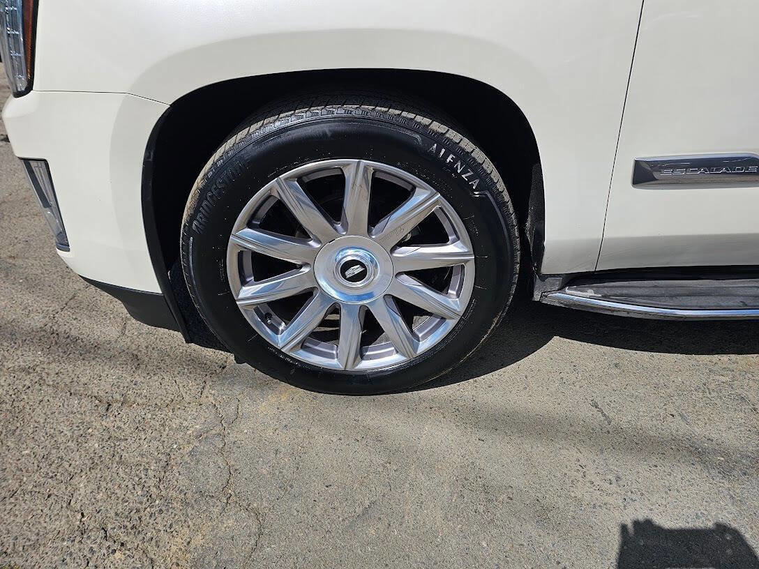 Used 2015 Cadillac Escalade Luxury image 9