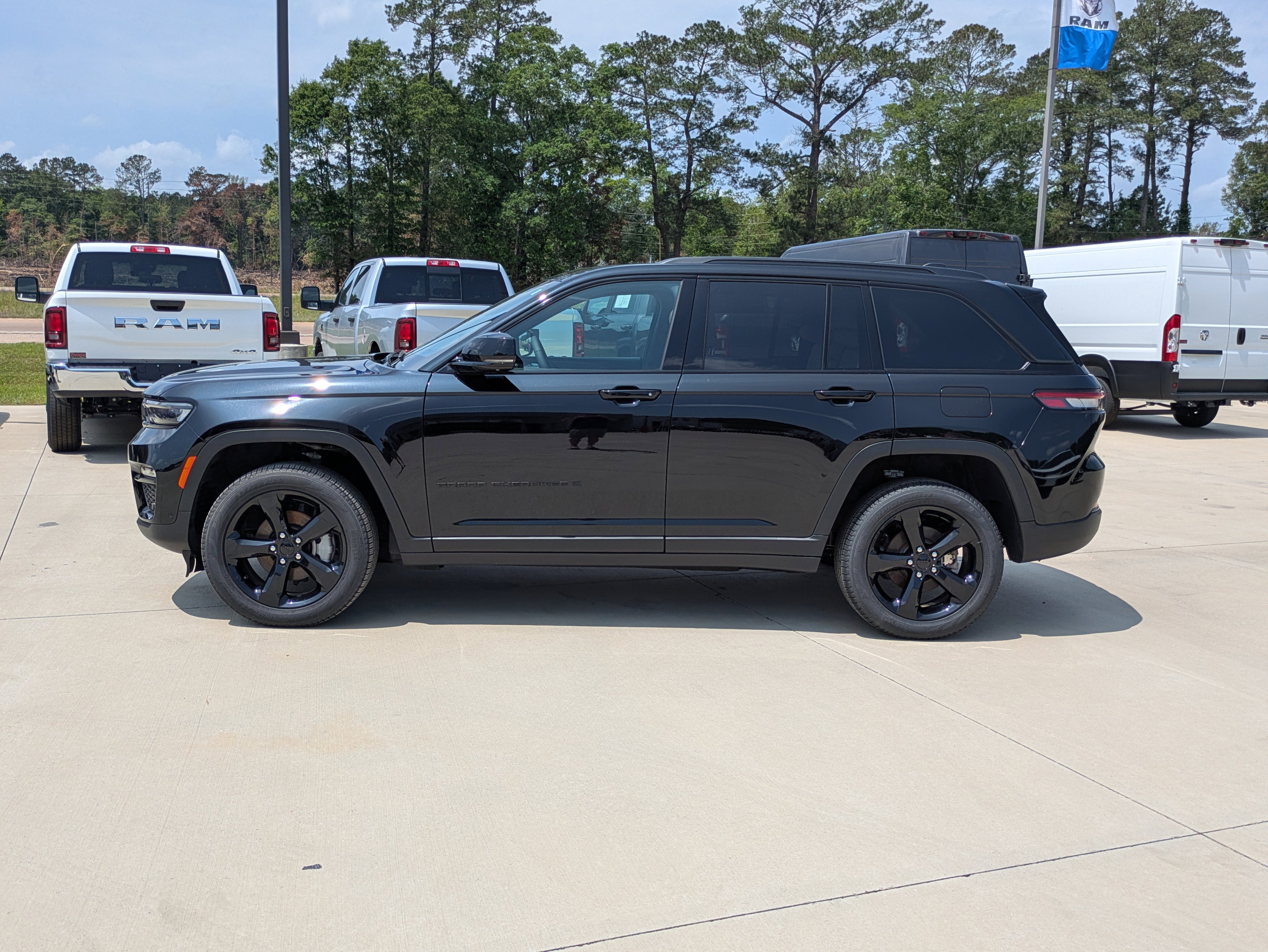 Used 2025 Jeep Grand Cherokee Limited w/ Luxury Tech Group II AWD/4WD image 5