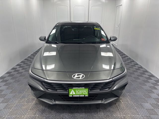 Used 2025 Hyundai Elantra SE image 2