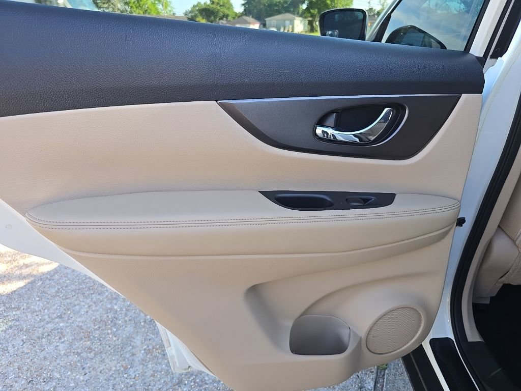 Used 2016 Nissan Rogue SV w/ SV Premium Package image 34