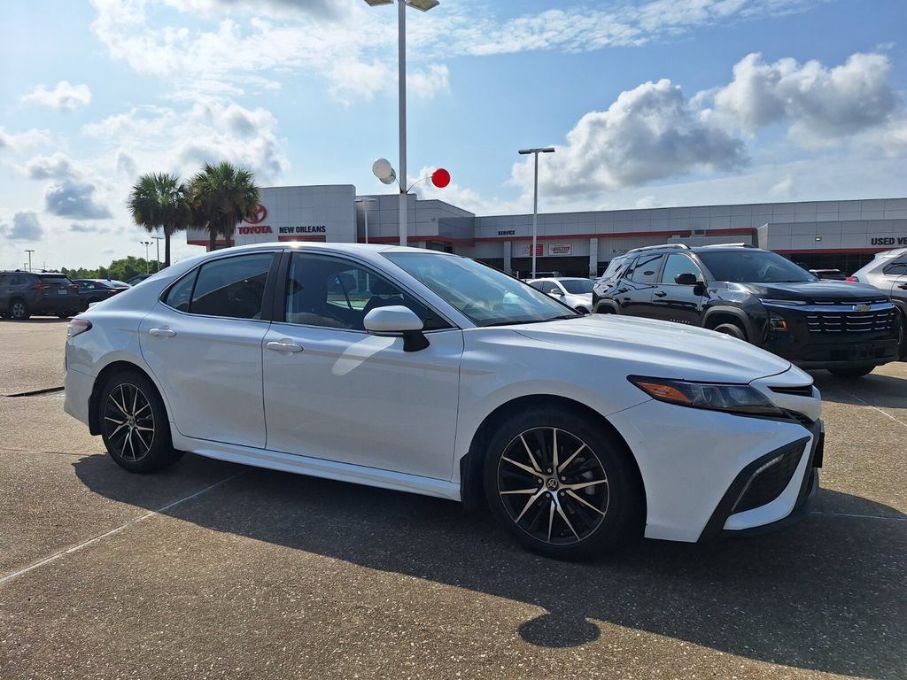 Used 2023 Toyota Camry SE FWD image 3
