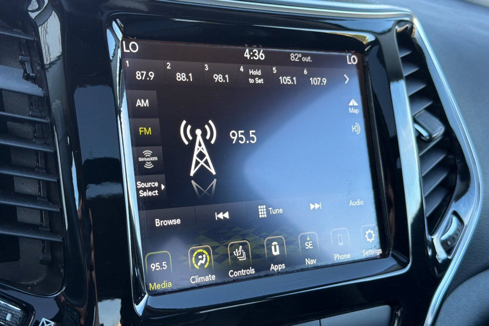 Used 2020 Jeep Cherokee Limited image 18