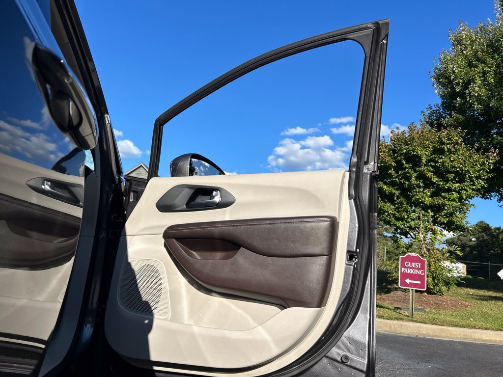 Used 2021 Chrysler Pacifica Touring-L w/ Uconnect Theater Family Group FWD image 62