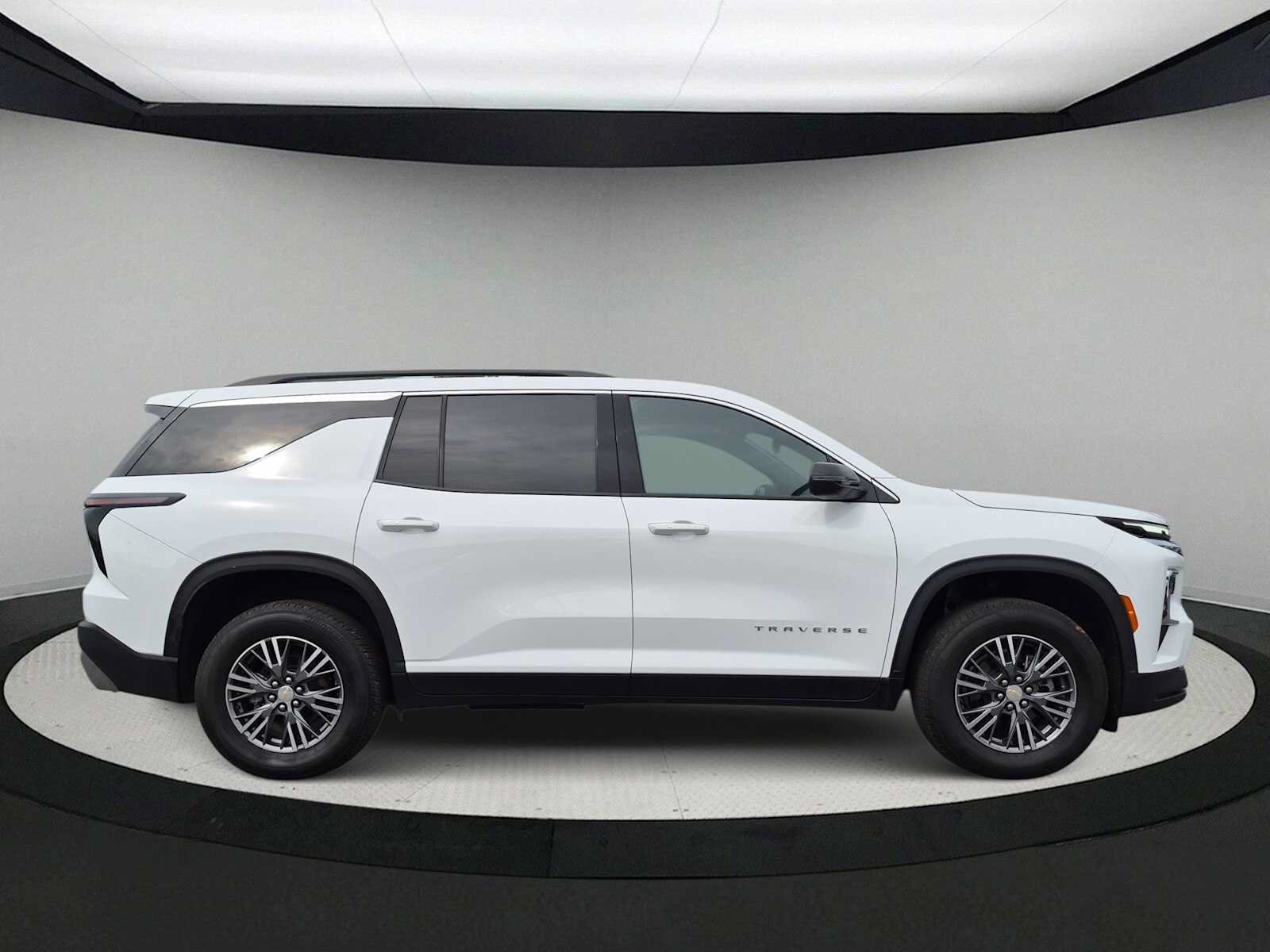 Used 2025 Chevrolet Traverse LT AWD/4WD image 9