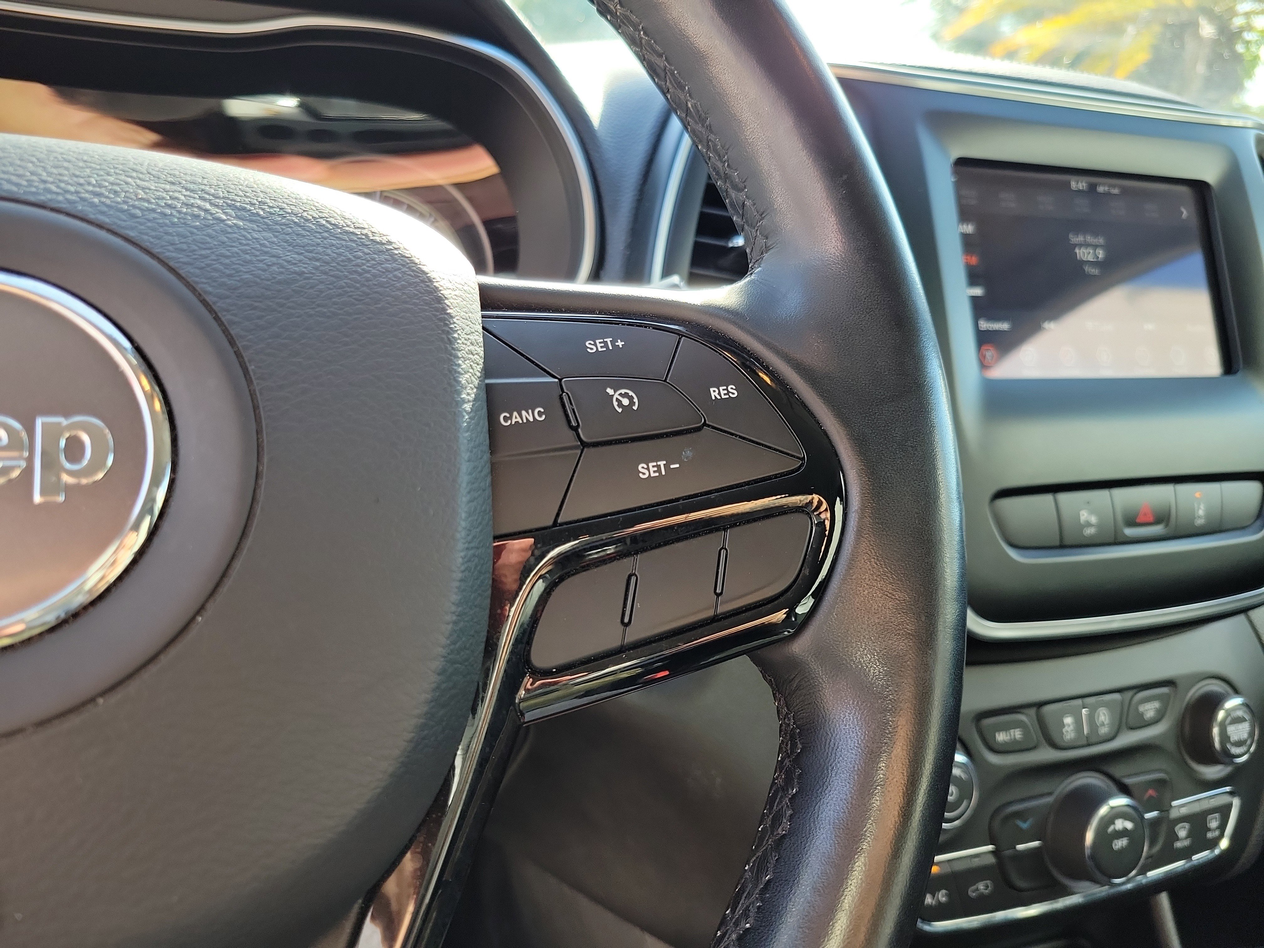 Used 2021 Jeep Cherokee Latitude Plus AWD/4WD image 18