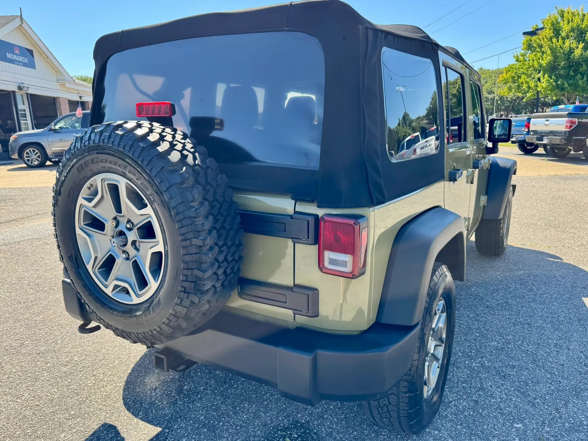 Used 2013 Jeep Wrangler Unlimited Rubicon w/ Dual Top Group AWD/4WD image 5