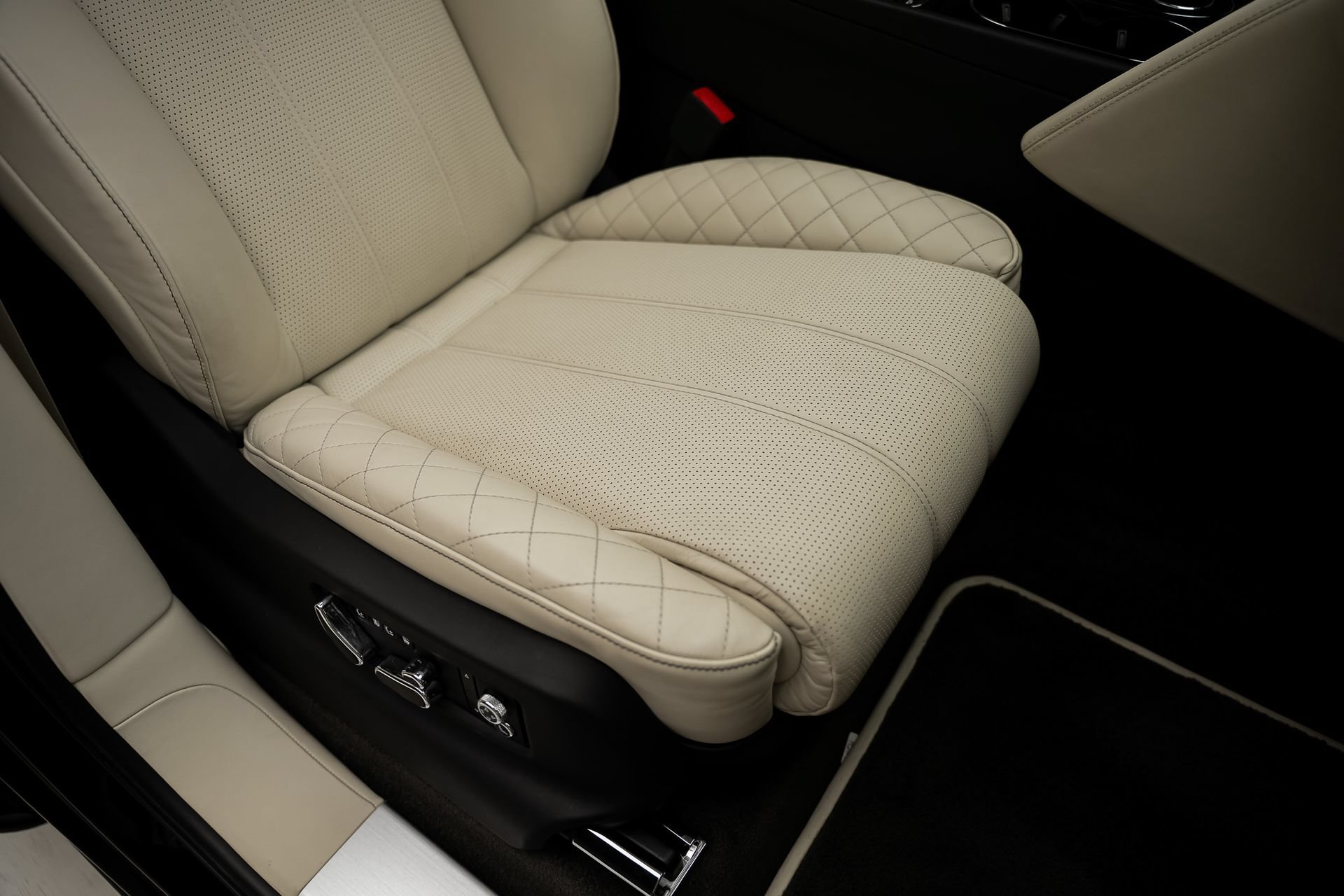 Used 2018 Bentley Bentayga AWD/4WD image 63