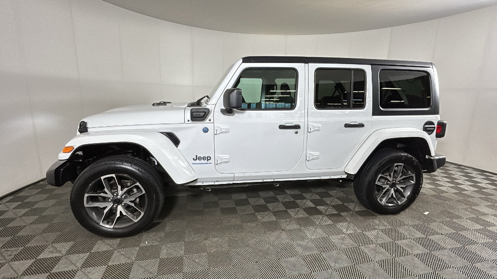 Used 2024 Jeep Wrangler Unlimited AWD/4WD image 7