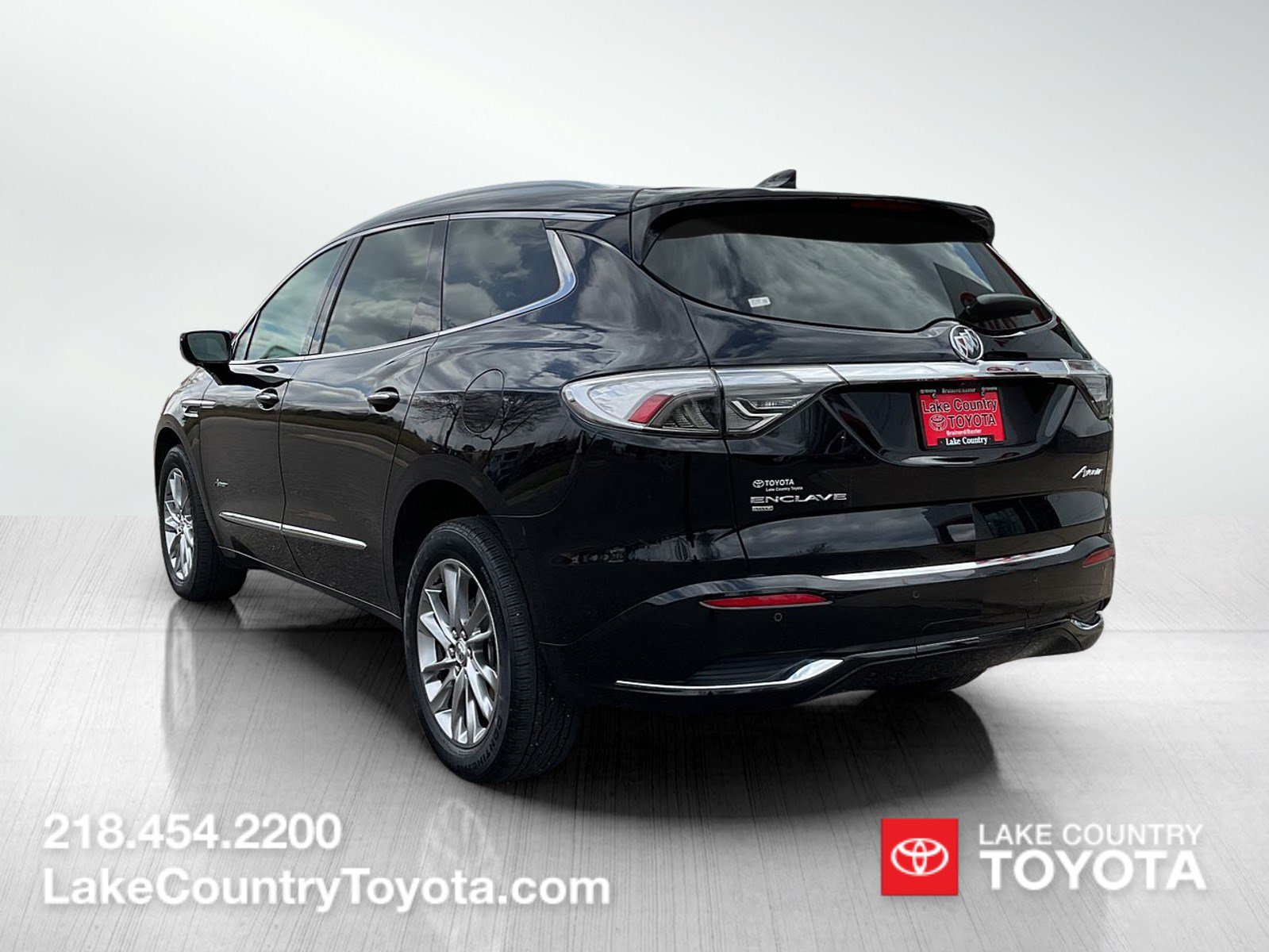Used 2023 Buick Enclave Avenir w/ Avenir Technology Package AWD/4WD image 3