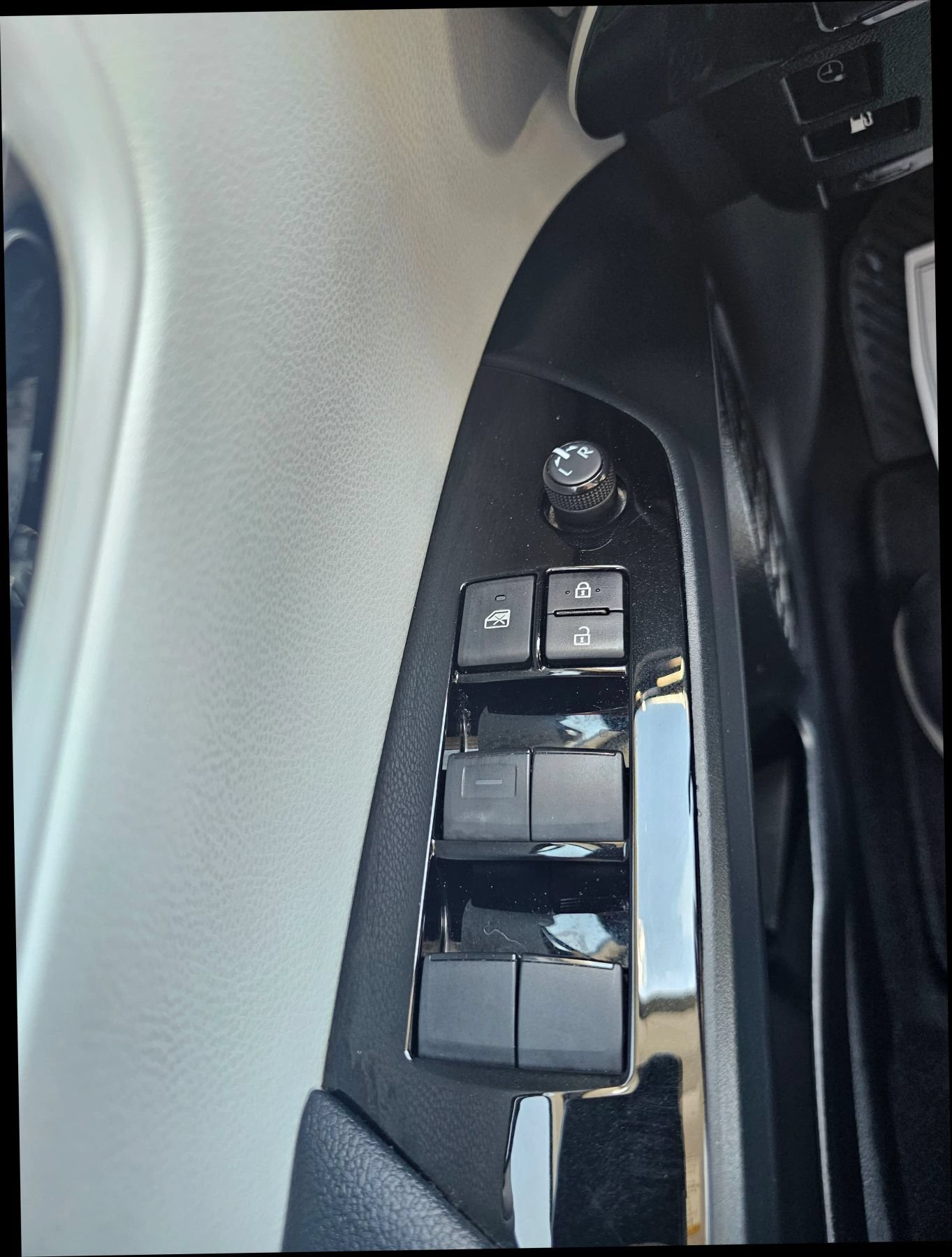 Used 2021 Toyota Prius Prime XLE w/ Carpet Mat Package (TMS) FWD image 17