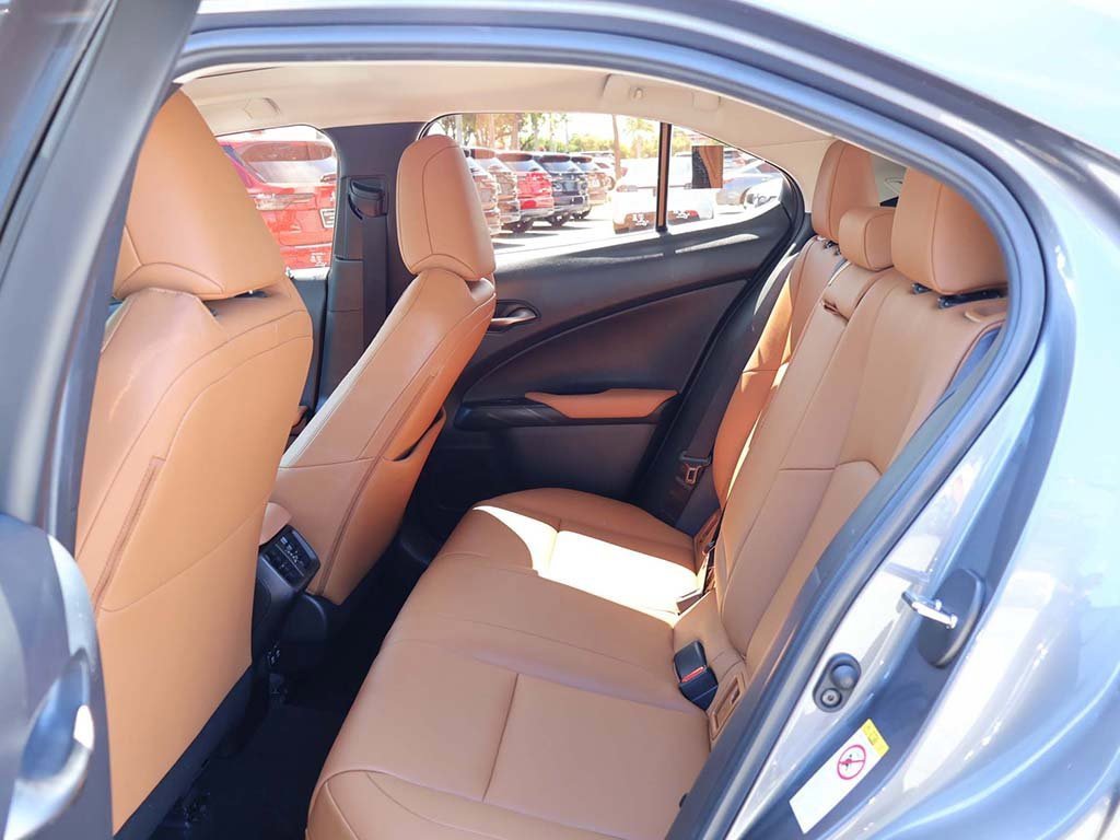 Used 2019 Lexus UX 200 image 37
